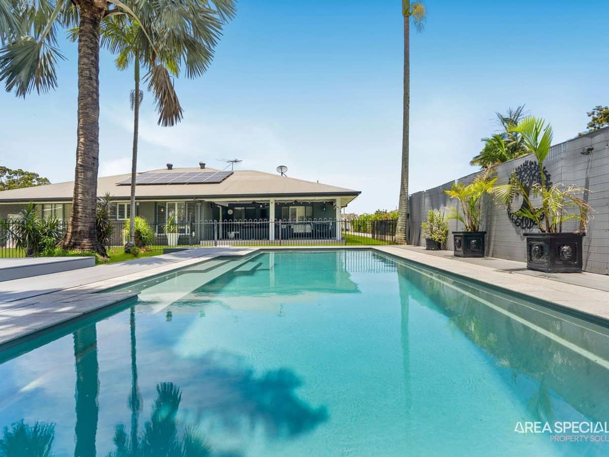 52 Pelican Parade, Jacobs Well - Thumbnail 2