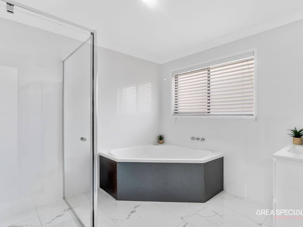 52 Pelican Parade, Jacobs Well - Thumbnail 24