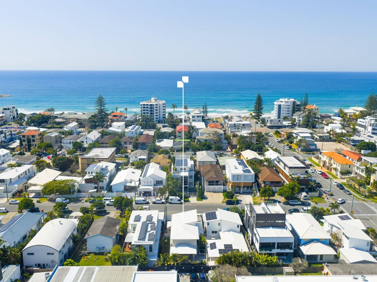 24 Petrel Avenue, MERMAID BEACH - Thumbnail 2