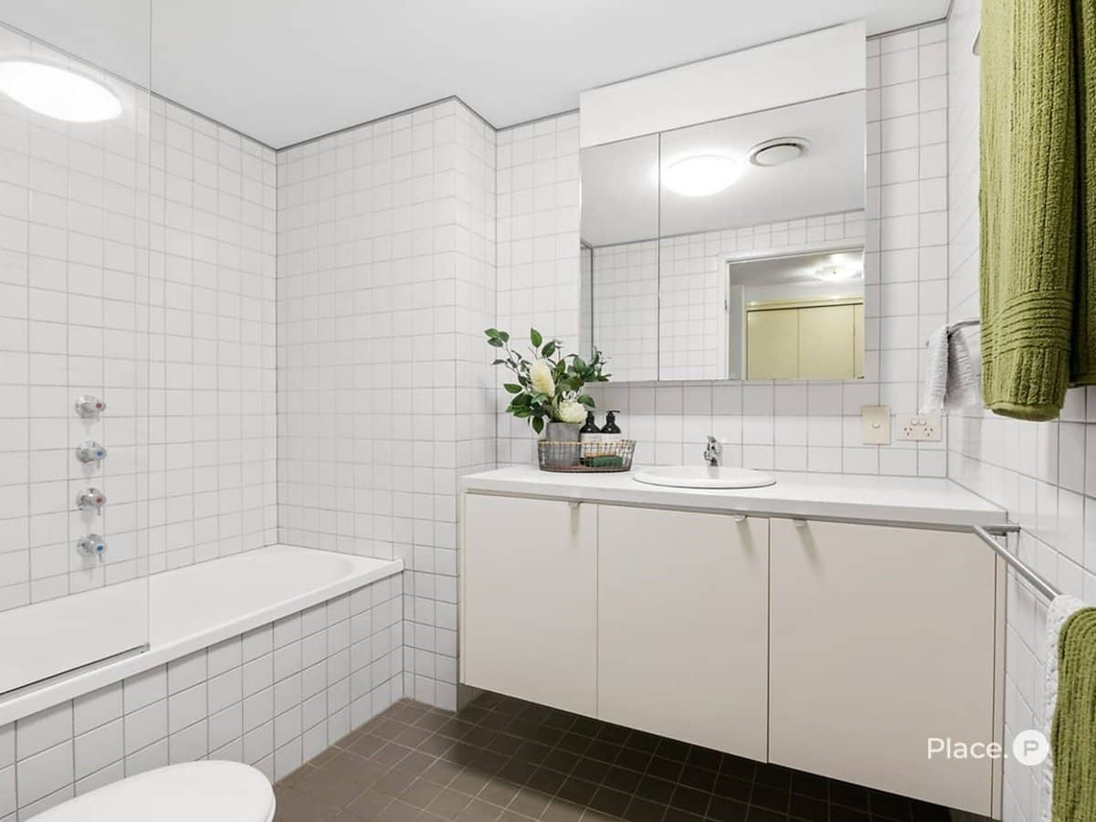 18 Addison Avenue, Bulimba - Thumbnail 10