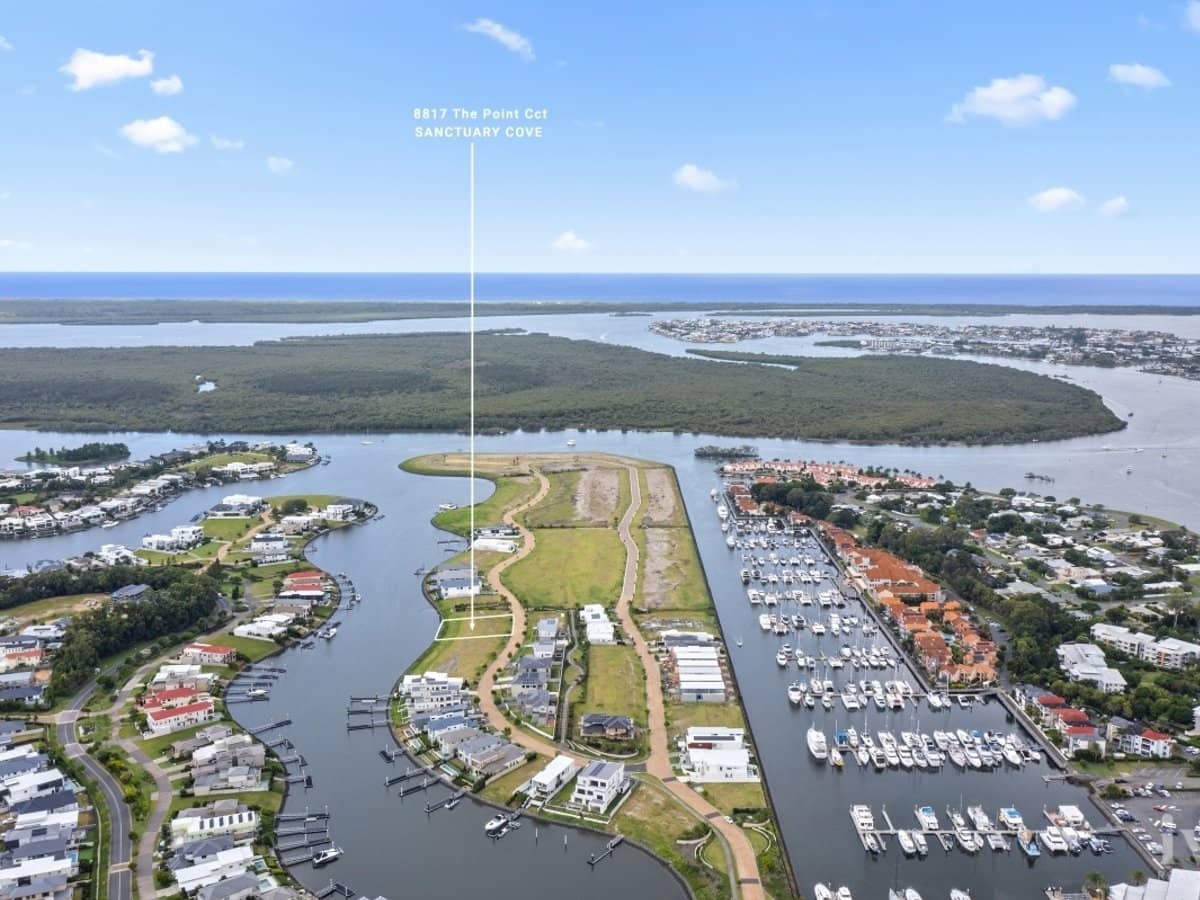 8817 The Point Circuit, Sanctuary Cove - Thumbnail 1