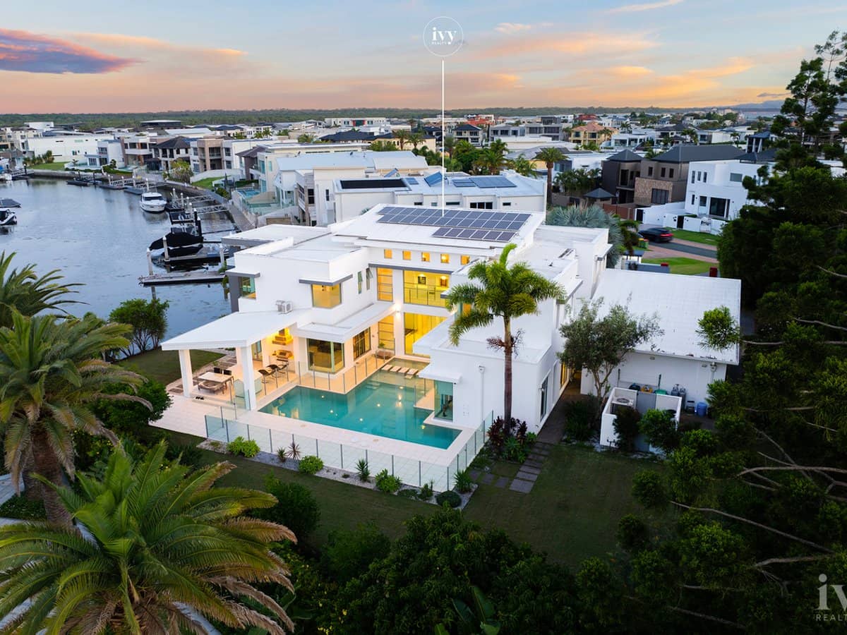 2-4 Royal Albert Crescent, Sovereign Islands - Thumbnail 1