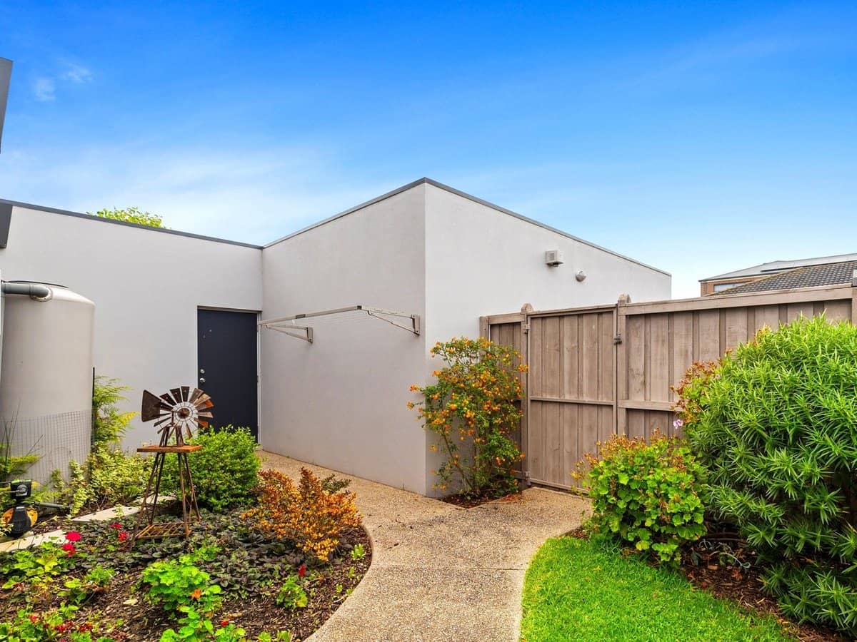 8 Lobelia Lane, COWES - Thumbnail 2