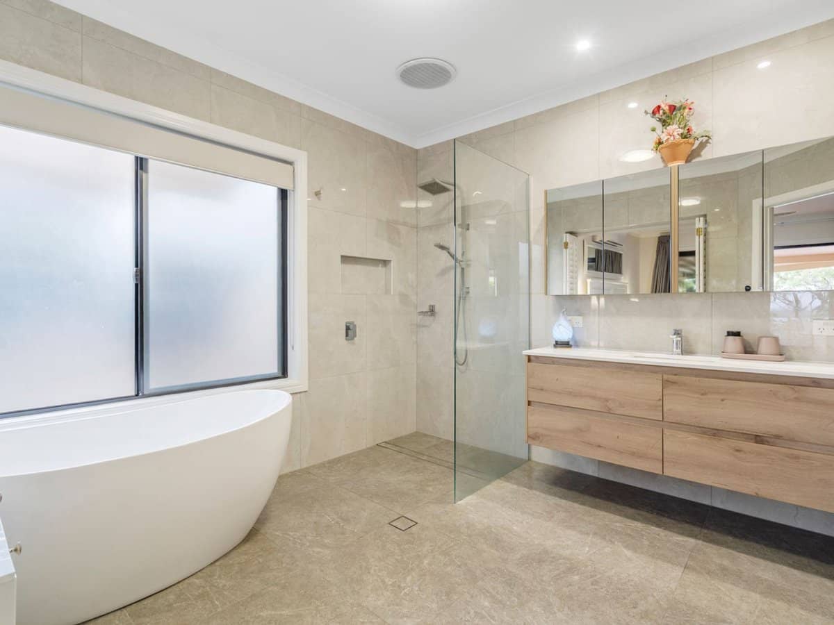 77 Highvale Drive, HELENSVALE - Thumbnail 8