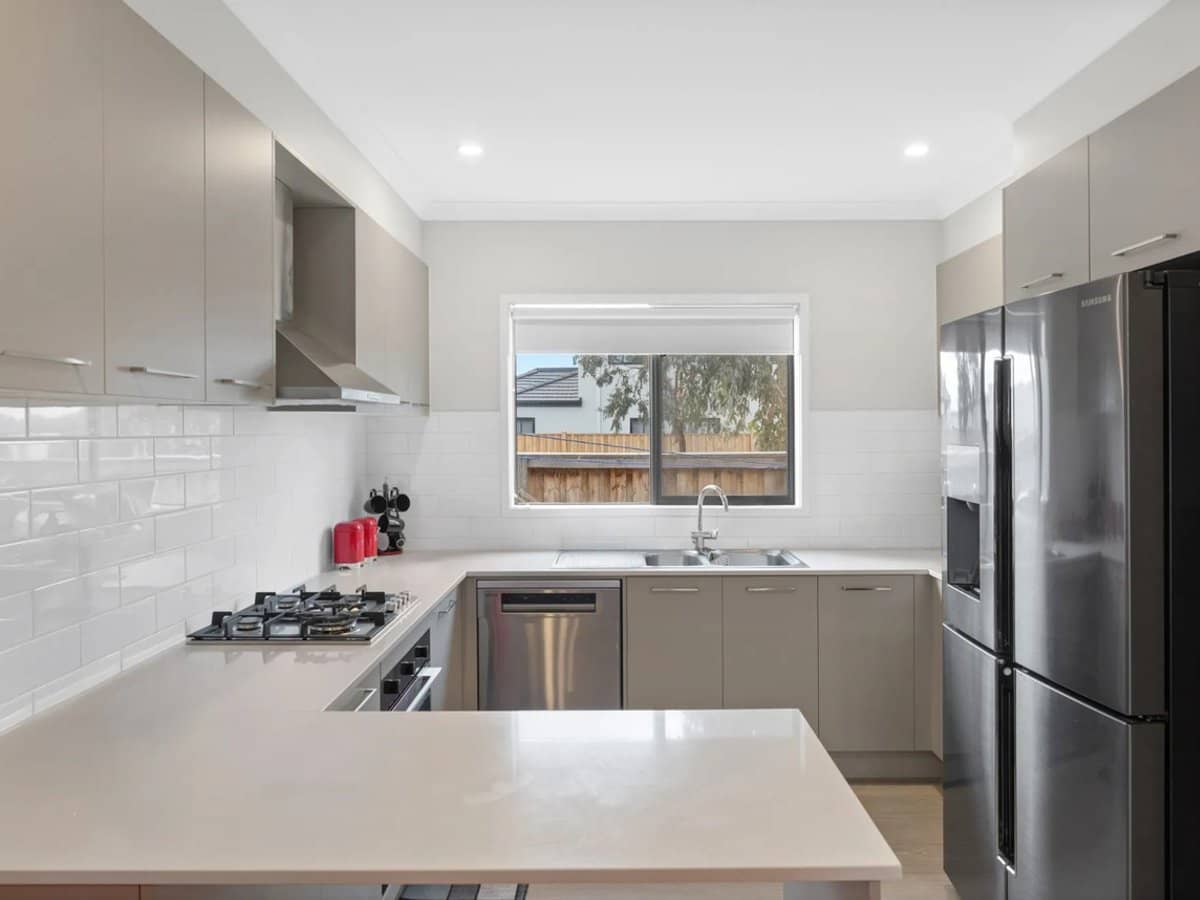 1 Medlar Avenue, MANOR LAKES - Thumbnail 2