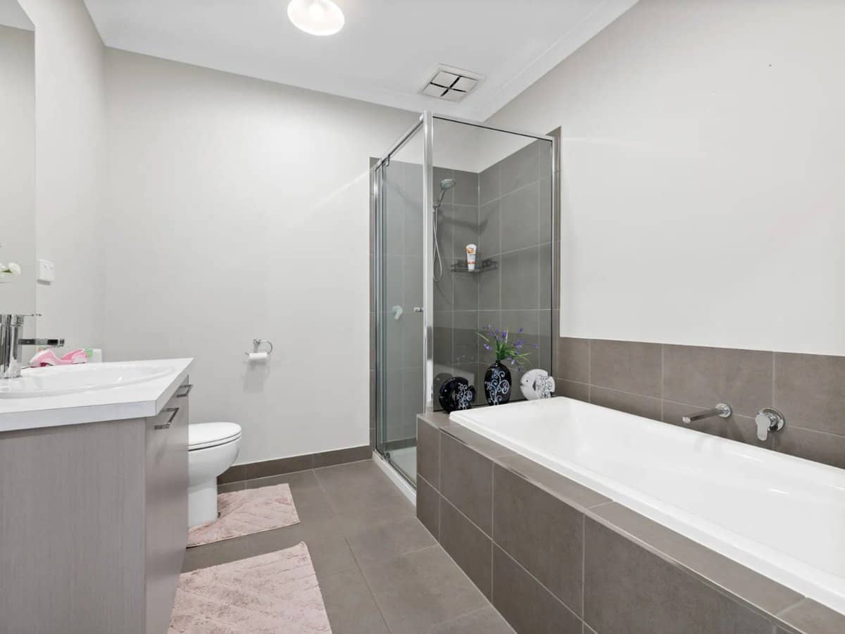 1 Medlar Avenue, MANOR LAKES - Thumbnail 10