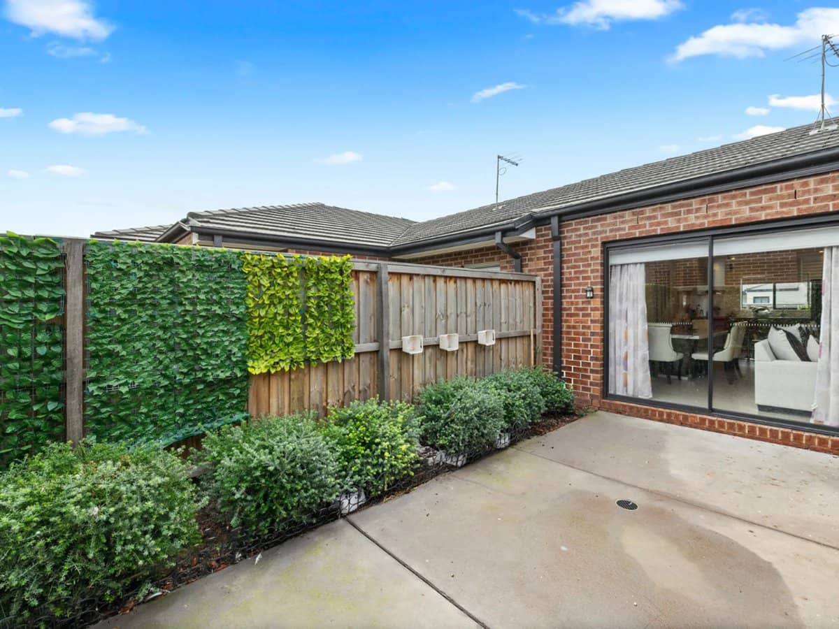 1 Medlar Avenue, MANOR LAKES - Thumbnail 11