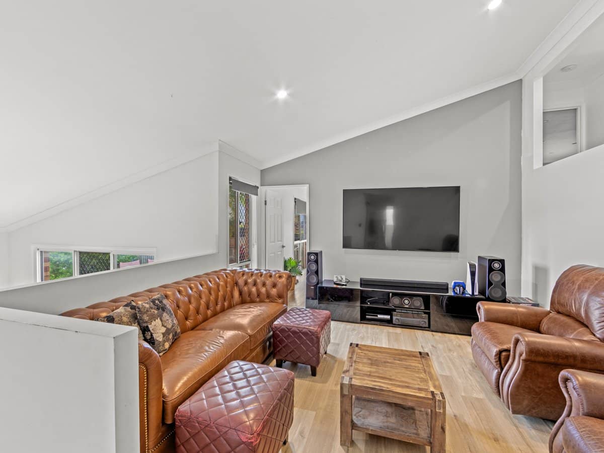 5 Flint Court, PACIFIC PINES - Thumbnail 2