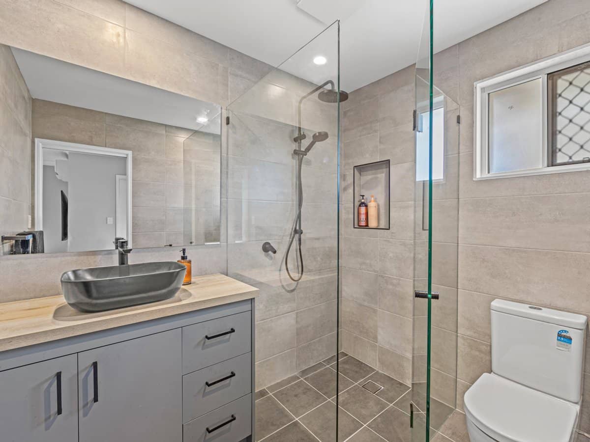 5 Flint Court, PACIFIC PINES - Thumbnail 4