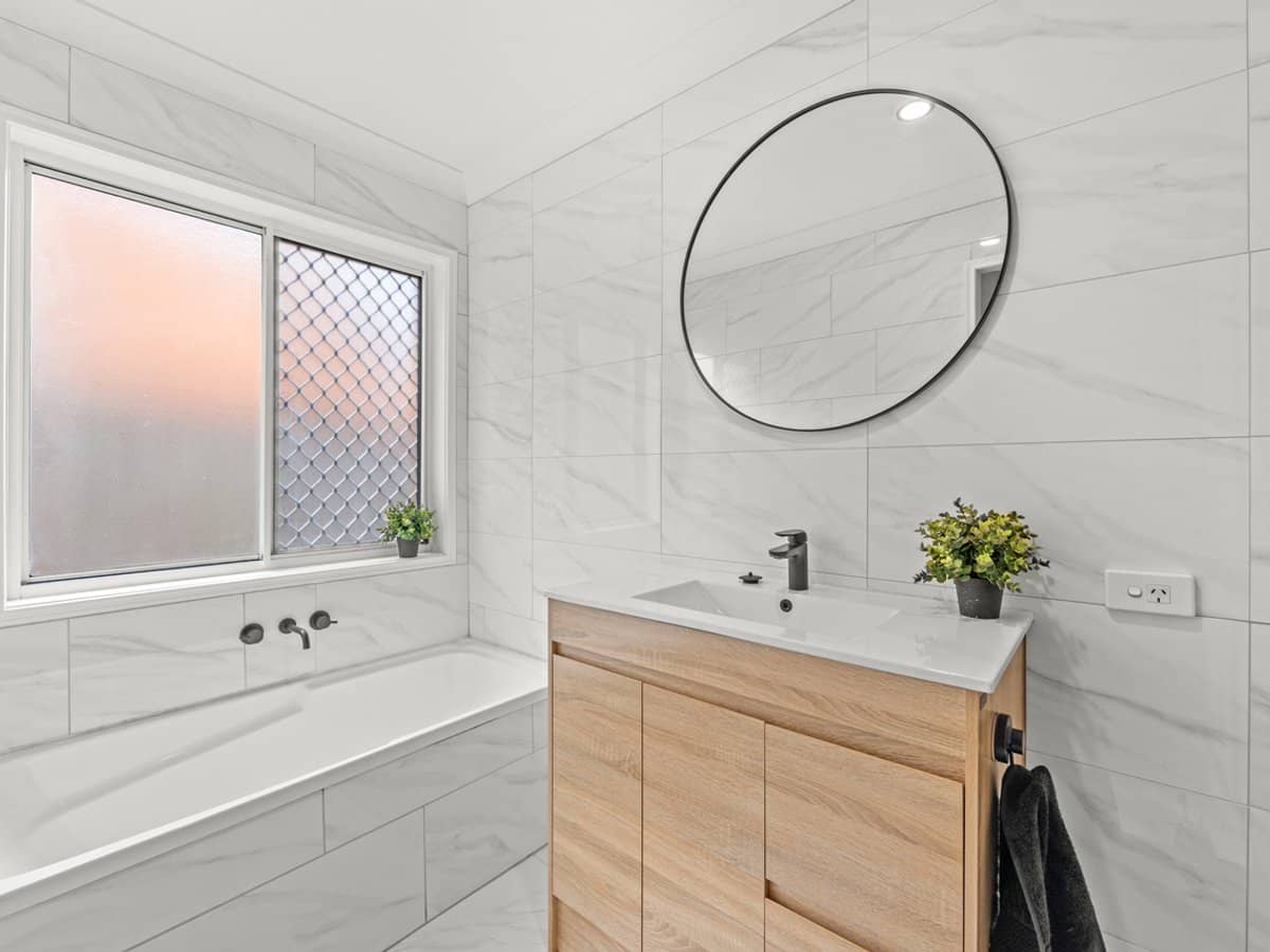 5 Flint Court, PACIFIC PINES - Thumbnail 6