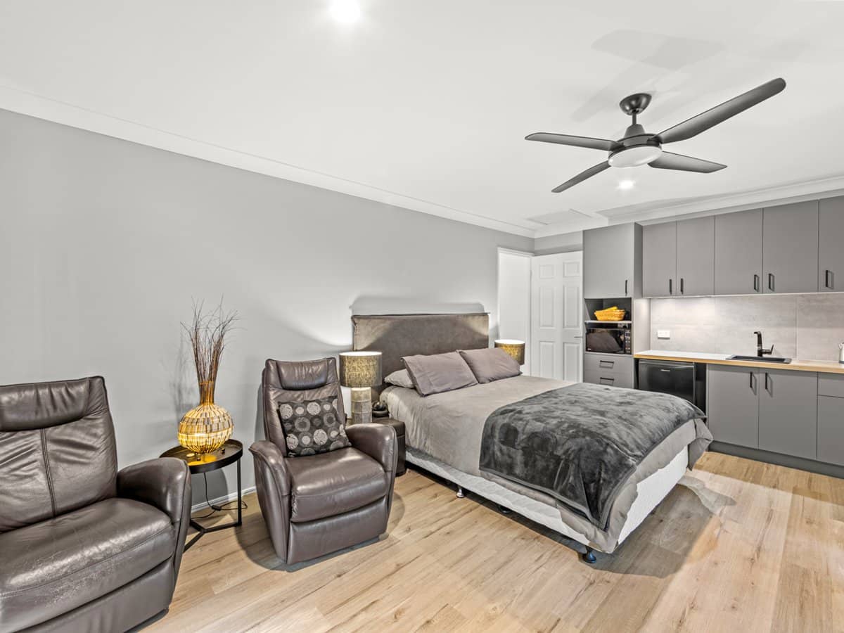 5 Flint Court, PACIFIC PINES - Thumbnail 8