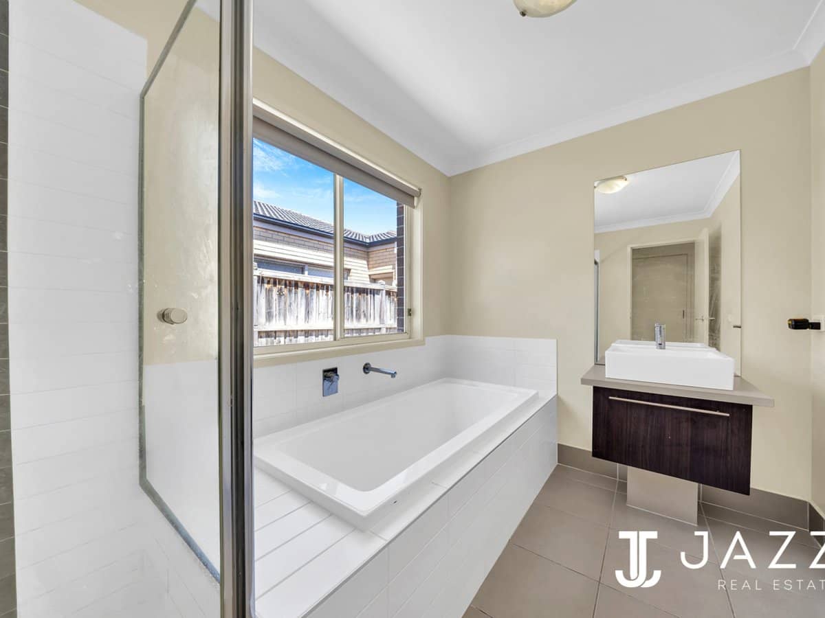 64 Fongeo Drive, POINT COOK - Thumbnail 11