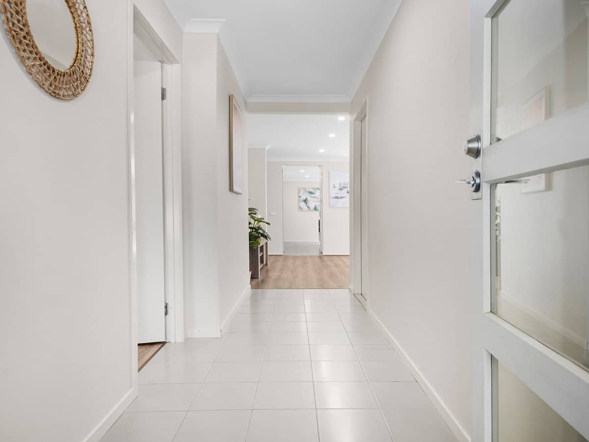 8 Kanto Court, MANOR LAKES - Thumbnail 3