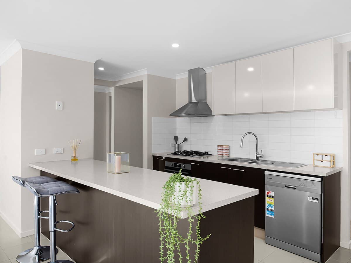 8 Kanto Court, MANOR LAKES - Thumbnail 5