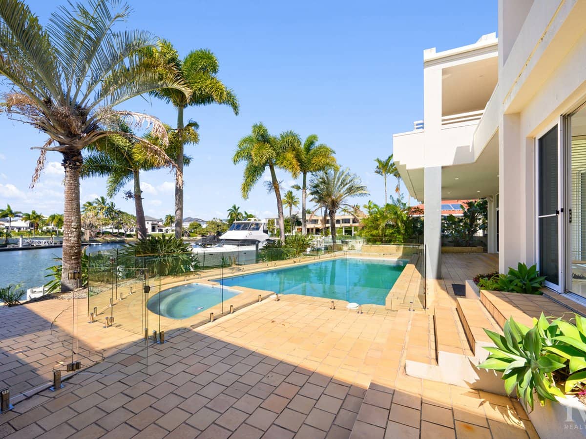 11 Excalibur Court, Sovereign Islands - Thumbnail 2