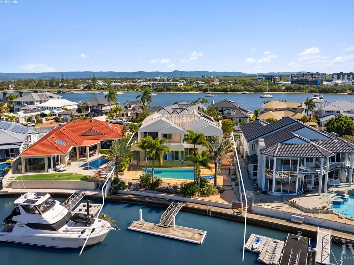 11 Excalibur Court, Sovereign Islands - Thumbnail 3