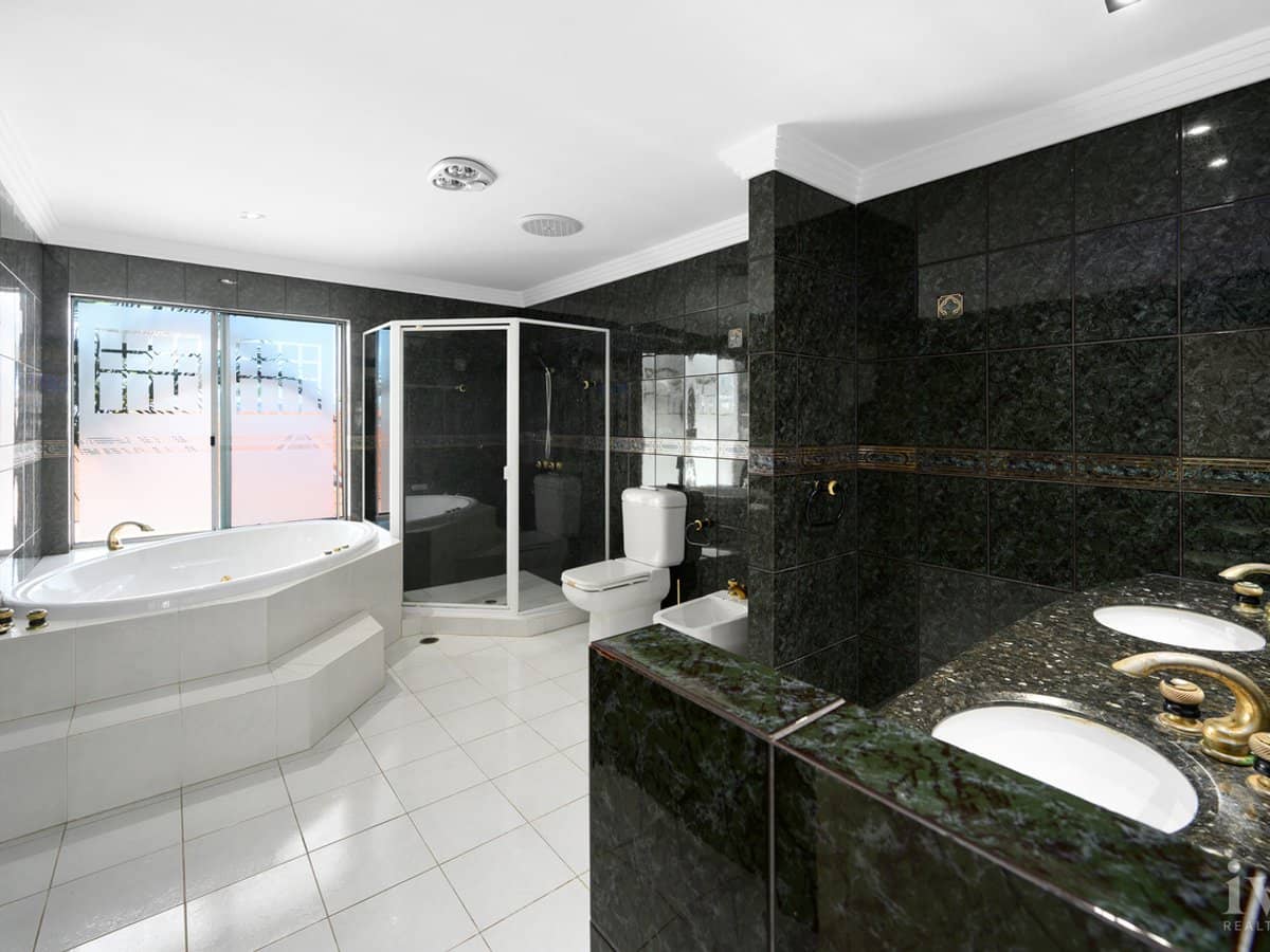 11 Excalibur Court, Sovereign Islands - Thumbnail 16