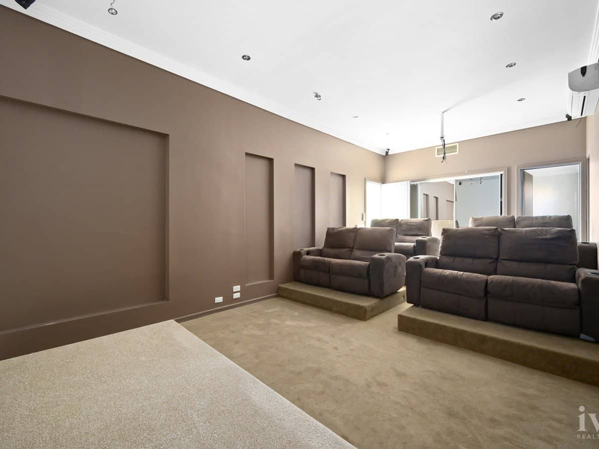 11 Excalibur Court, Sovereign Islands - Thumbnail 22