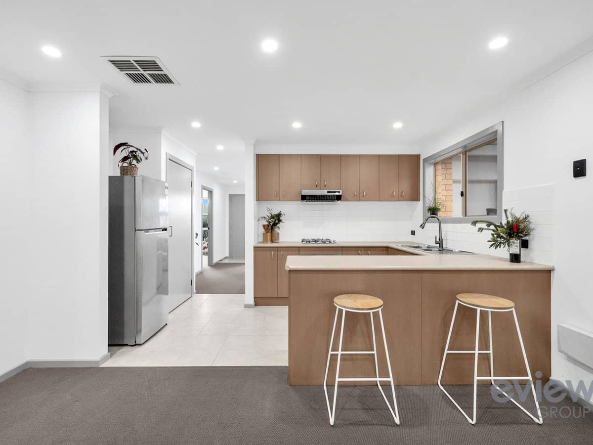 10 Yarraman Road, MANOR LAKES - Thumbnail 8