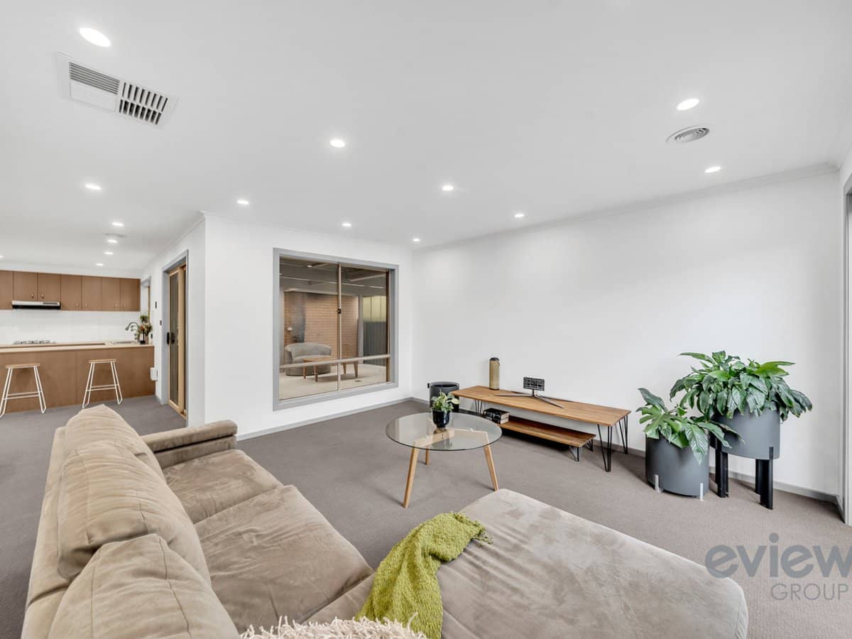 10 Yarraman Road, MANOR LAKES - Thumbnail 12