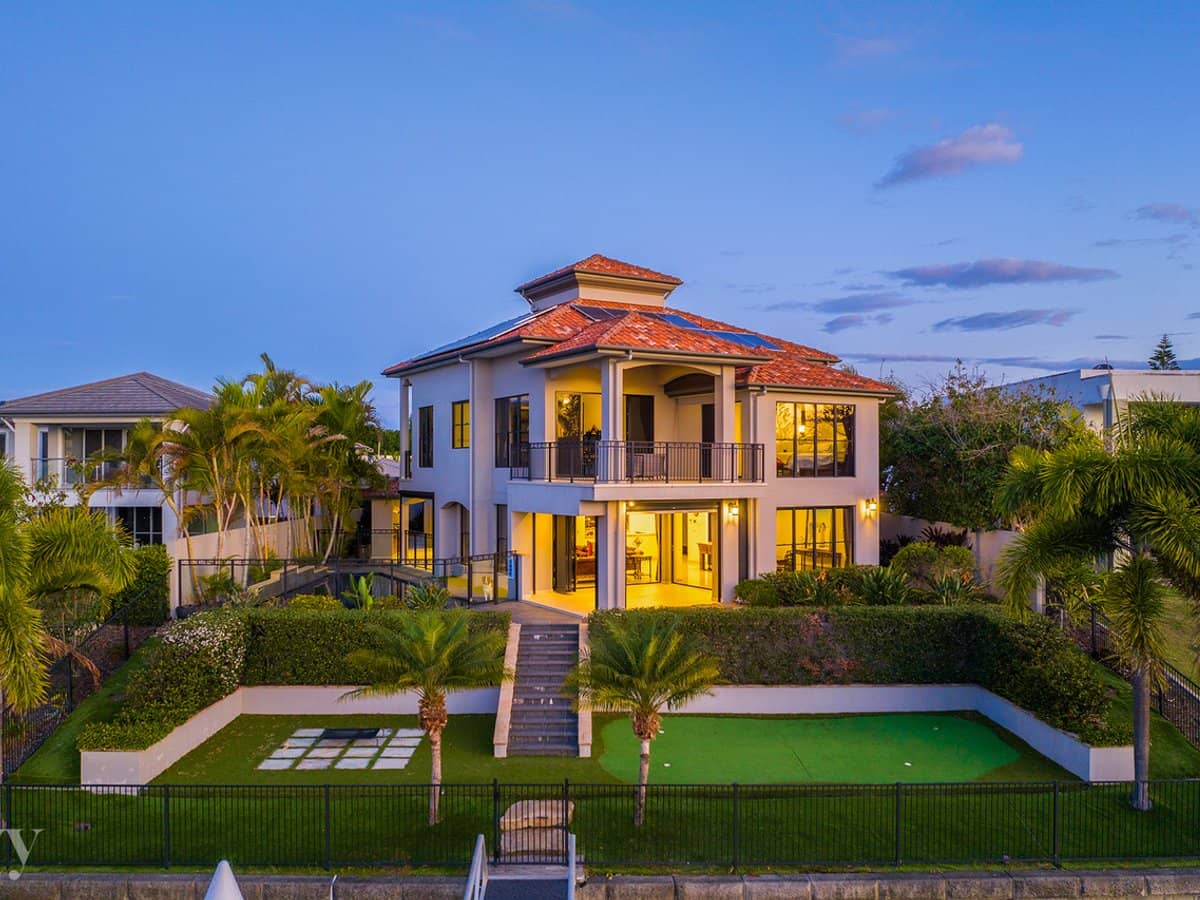 2204 Taromeo Court, Hope Island - Thumbnail 2