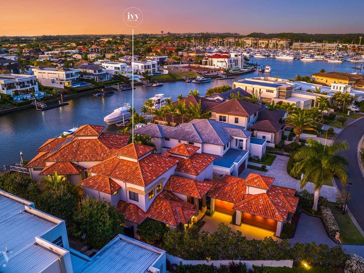 2204 Taromeo Court, Hope Island - Thumbnail 3