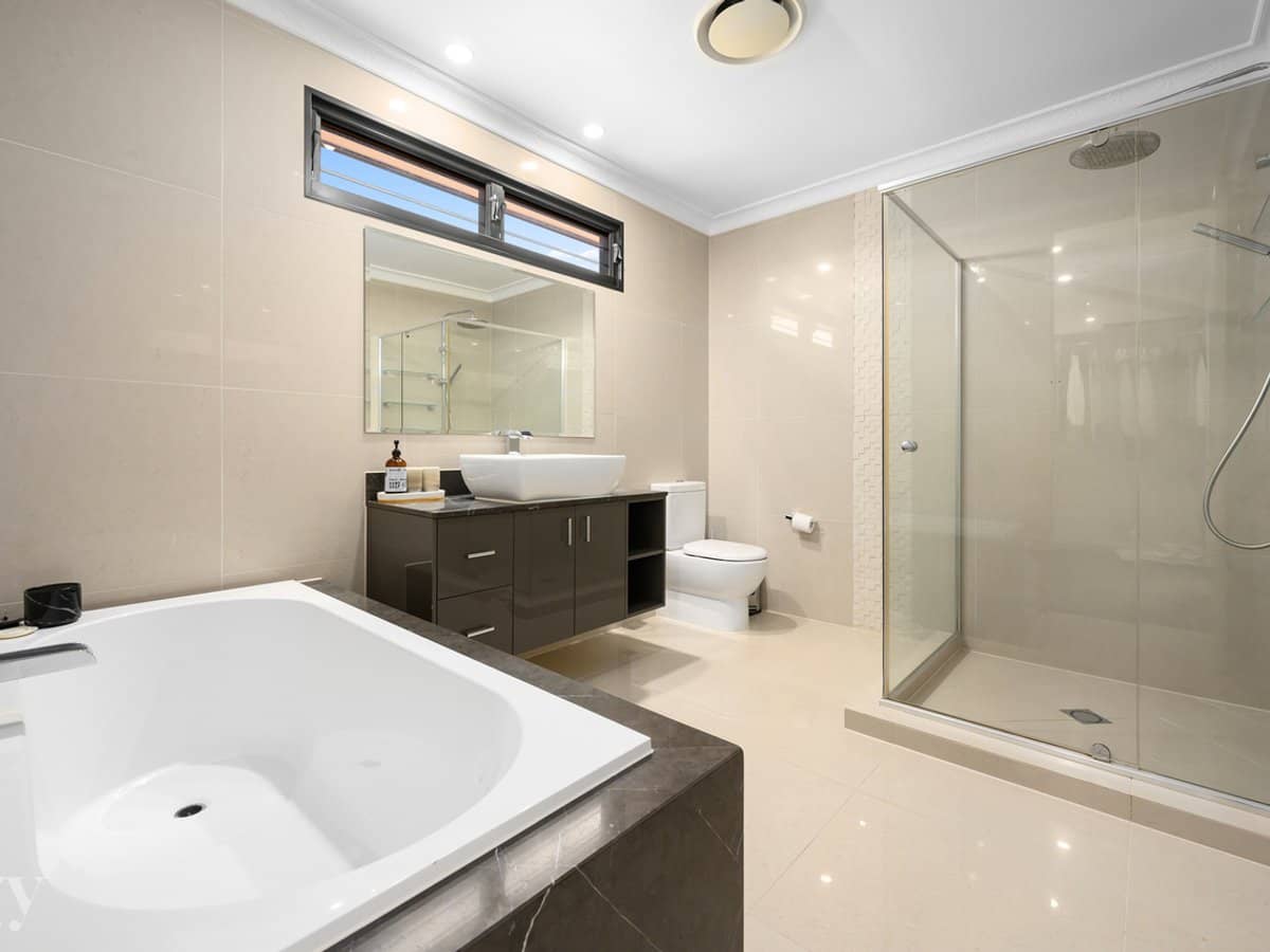 2204 Taromeo Court, Hope Island - Thumbnail 15