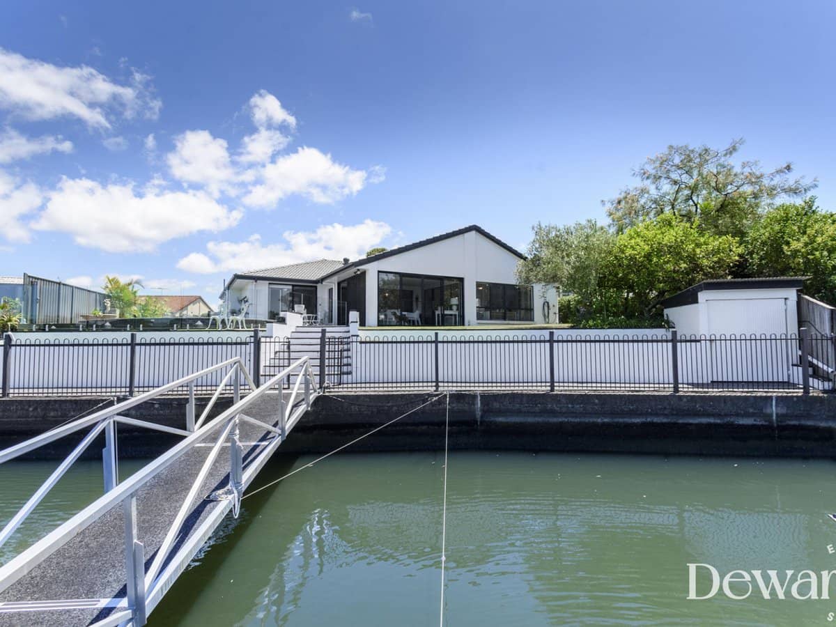 15 Bowsprit Crescent, BANKSIA BEACH - Thumbnail 28