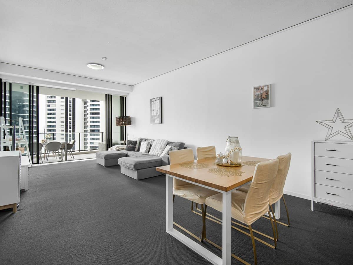 22 Surf Parade, BROADBEACH - Thumbnail 2