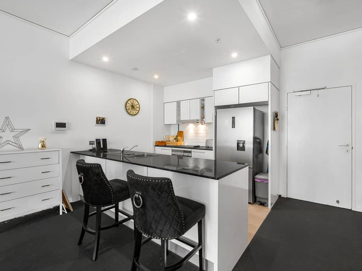 22 Surf Parade, BROADBEACH - Thumbnail 7