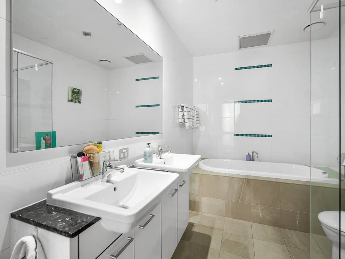 22 Surf Parade, BROADBEACH - Thumbnail 11