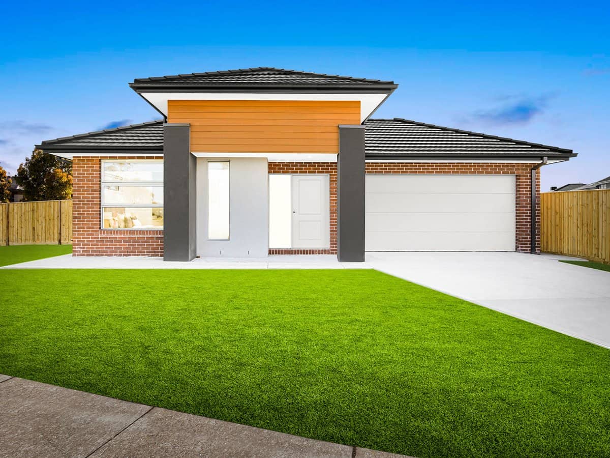 30 Michigan Crescent, MANOR LAKES - Thumbnail 1