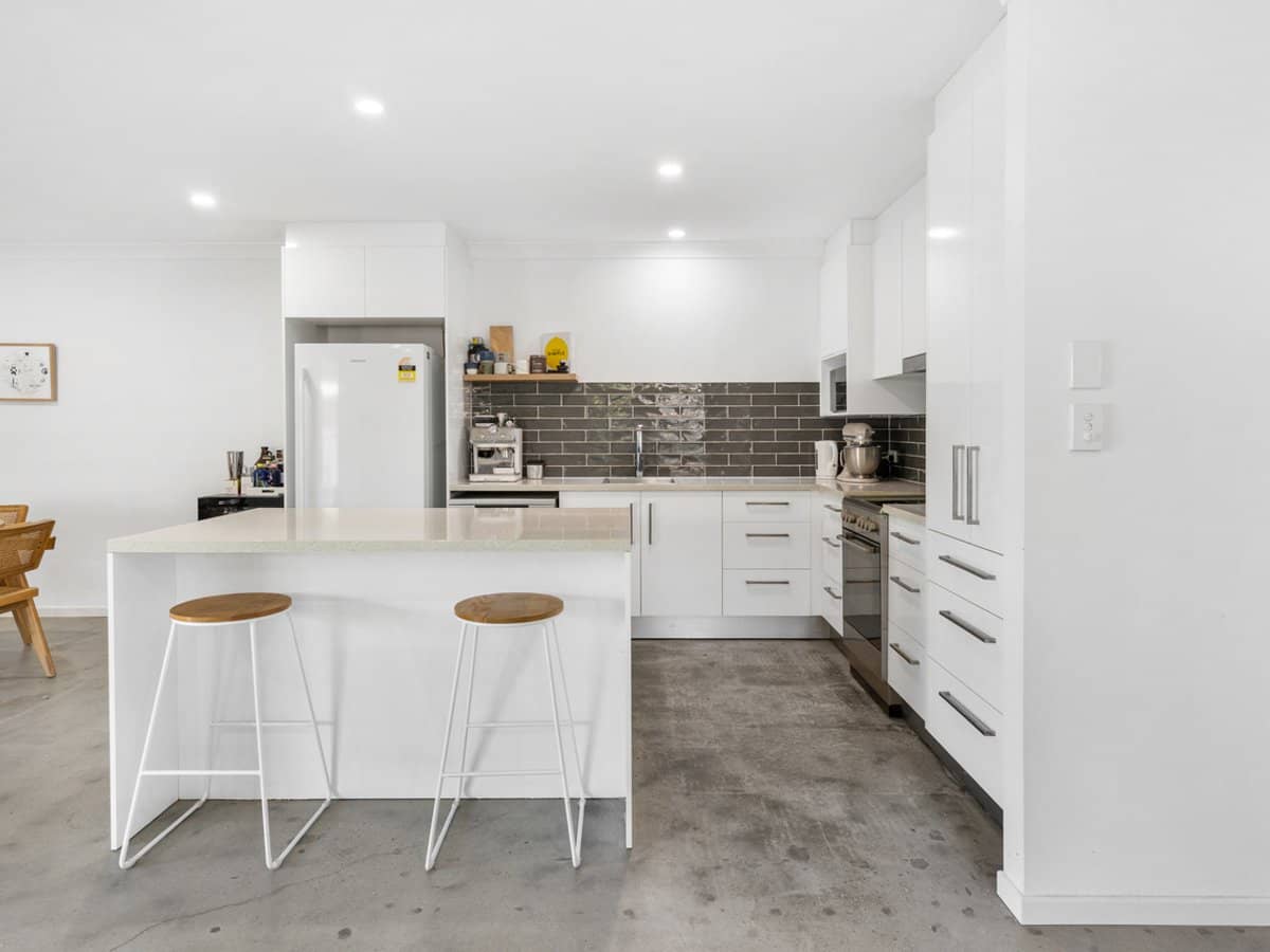 4 Wagtail Court, BURLEIGH WATERS - Thumbnail 1