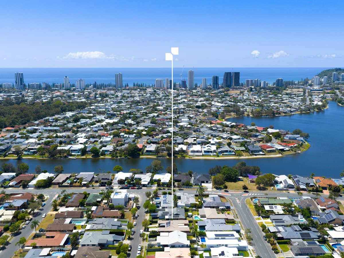 4 Wagtail Court, BURLEIGH WATERS - Thumbnail 2