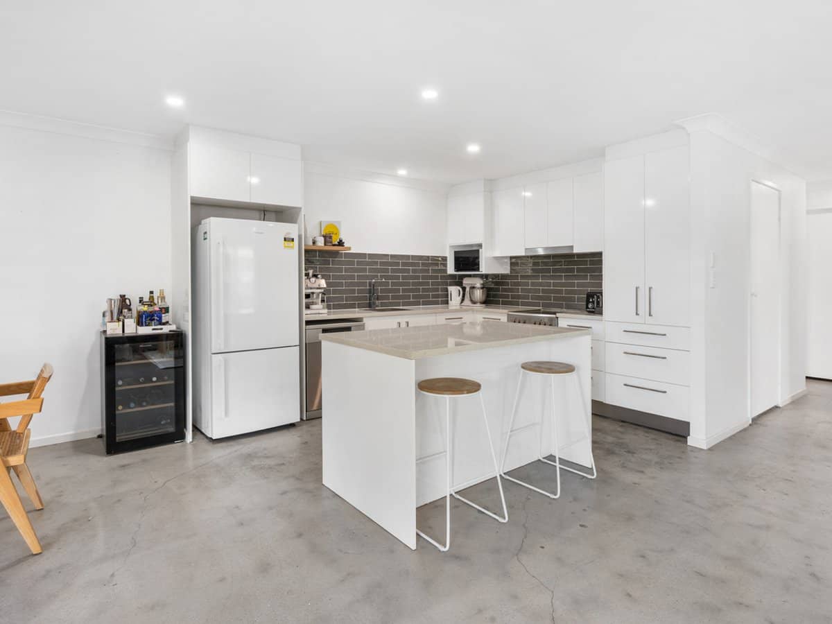 4 Wagtail Court, BURLEIGH WATERS - Thumbnail 5