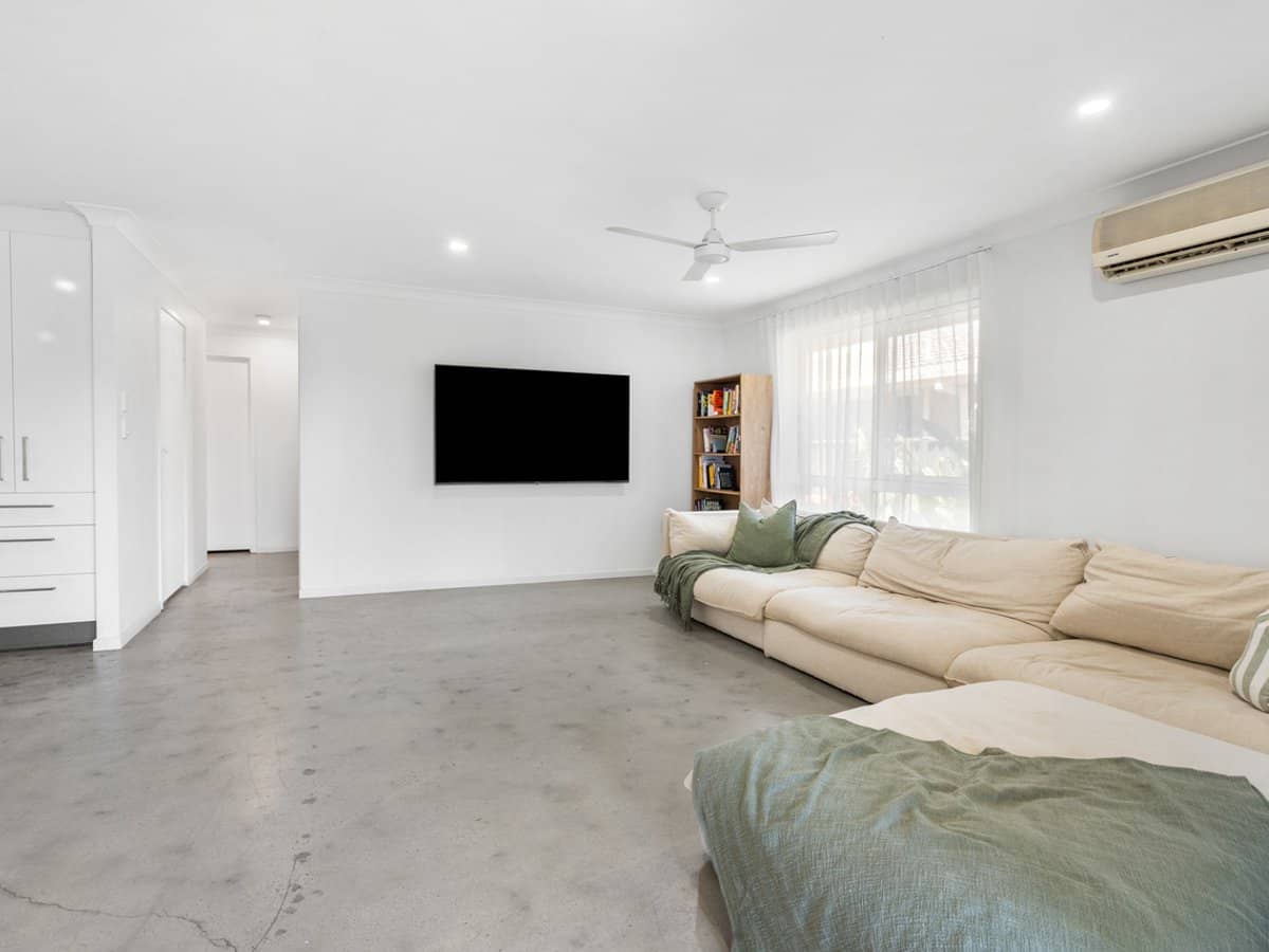 4 Wagtail Court, BURLEIGH WATERS - Thumbnail 8