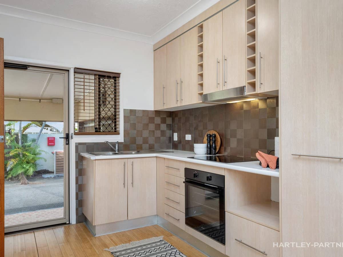 11 Tenth Avenue, RAILWAY ESTATE - Thumbnail 2