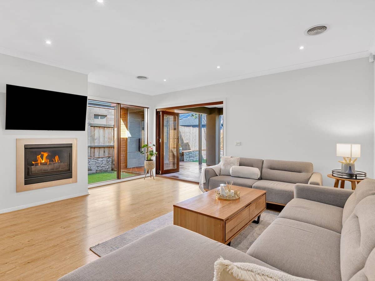 4 Auden Lane, FRASER RISE - Thumbnail 2