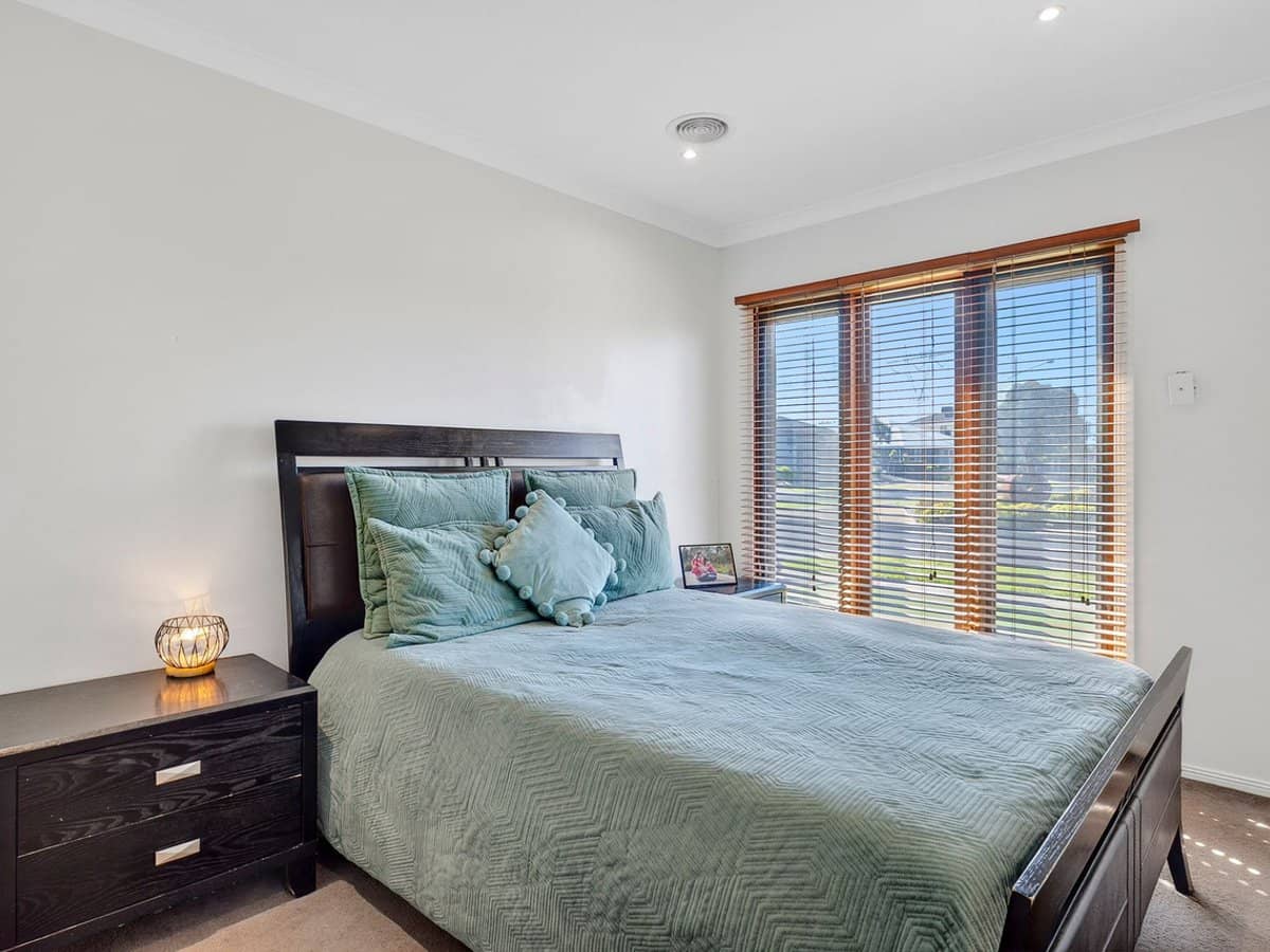 4 Auden Lane, FRASER RISE - Thumbnail 13