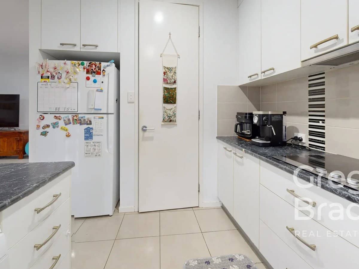 11 Hook Court, SARINA - Thumbnail 4