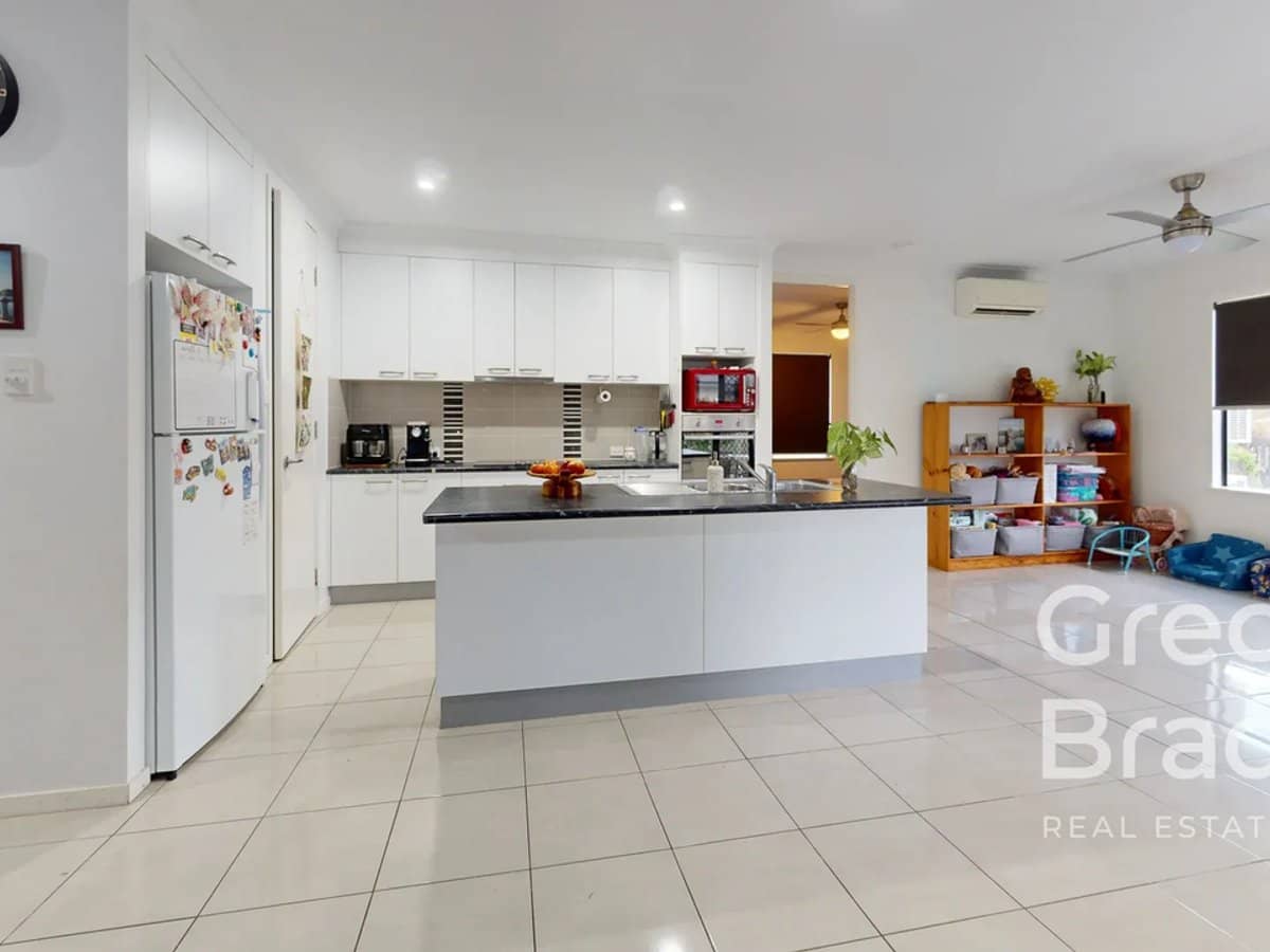 11 Hook Court, SARINA - Thumbnail 5