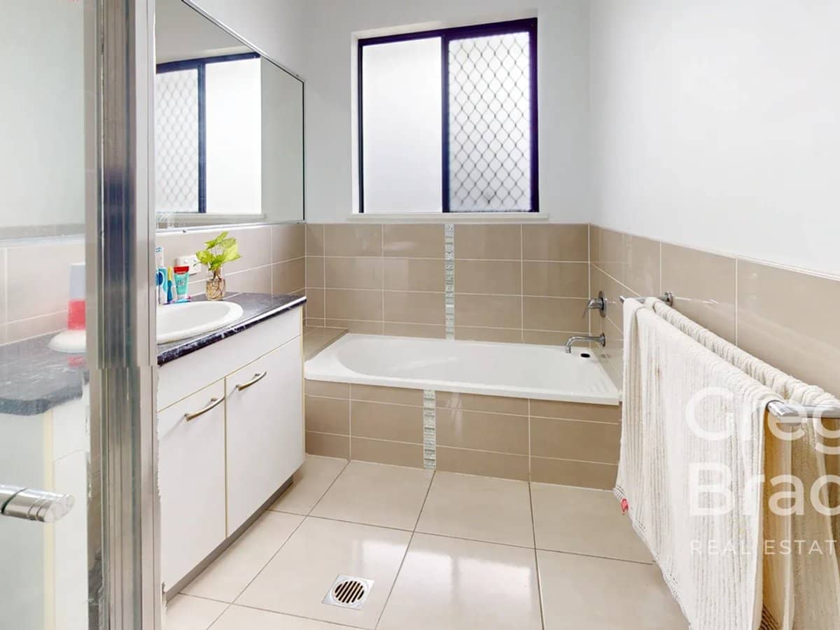 11 Hook Court, SARINA - Thumbnail 17