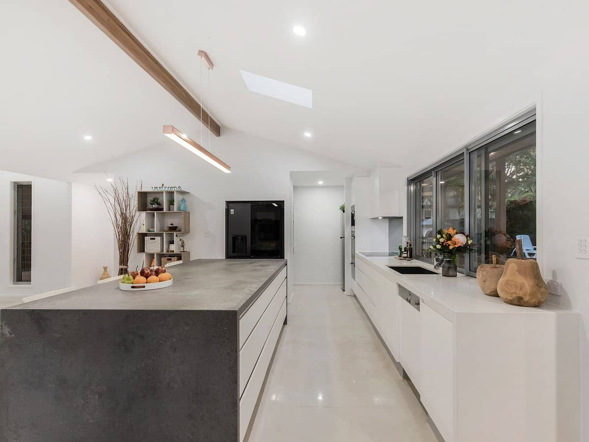 11 Karratha Court, MERMAID WATERS - Thumbnail 9