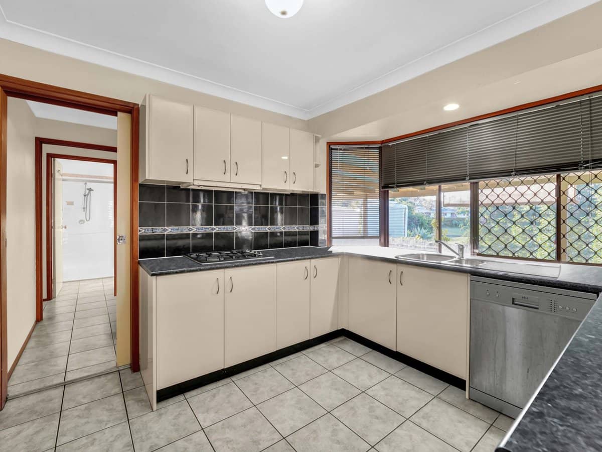 12 Bardyn Halliday Drive, MOUNT WARREN PARK - Thumbnail 4