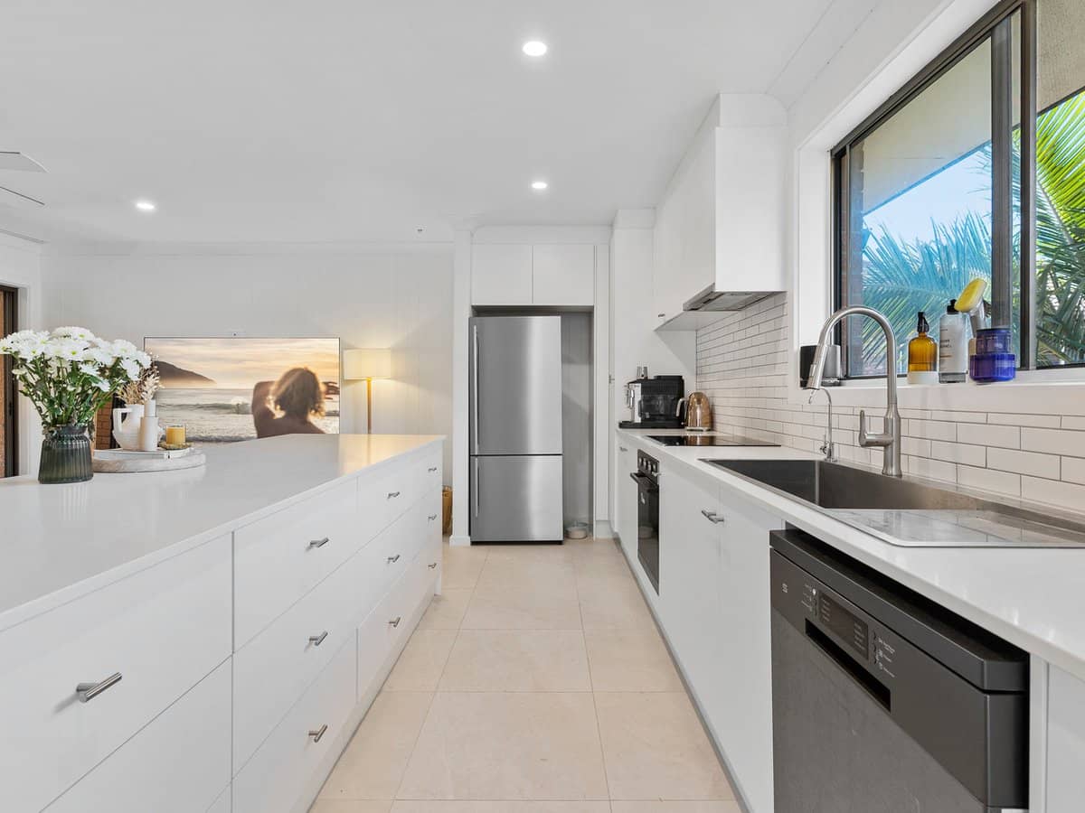 3 Jodie Court, MERMAID WATERS - Thumbnail 1