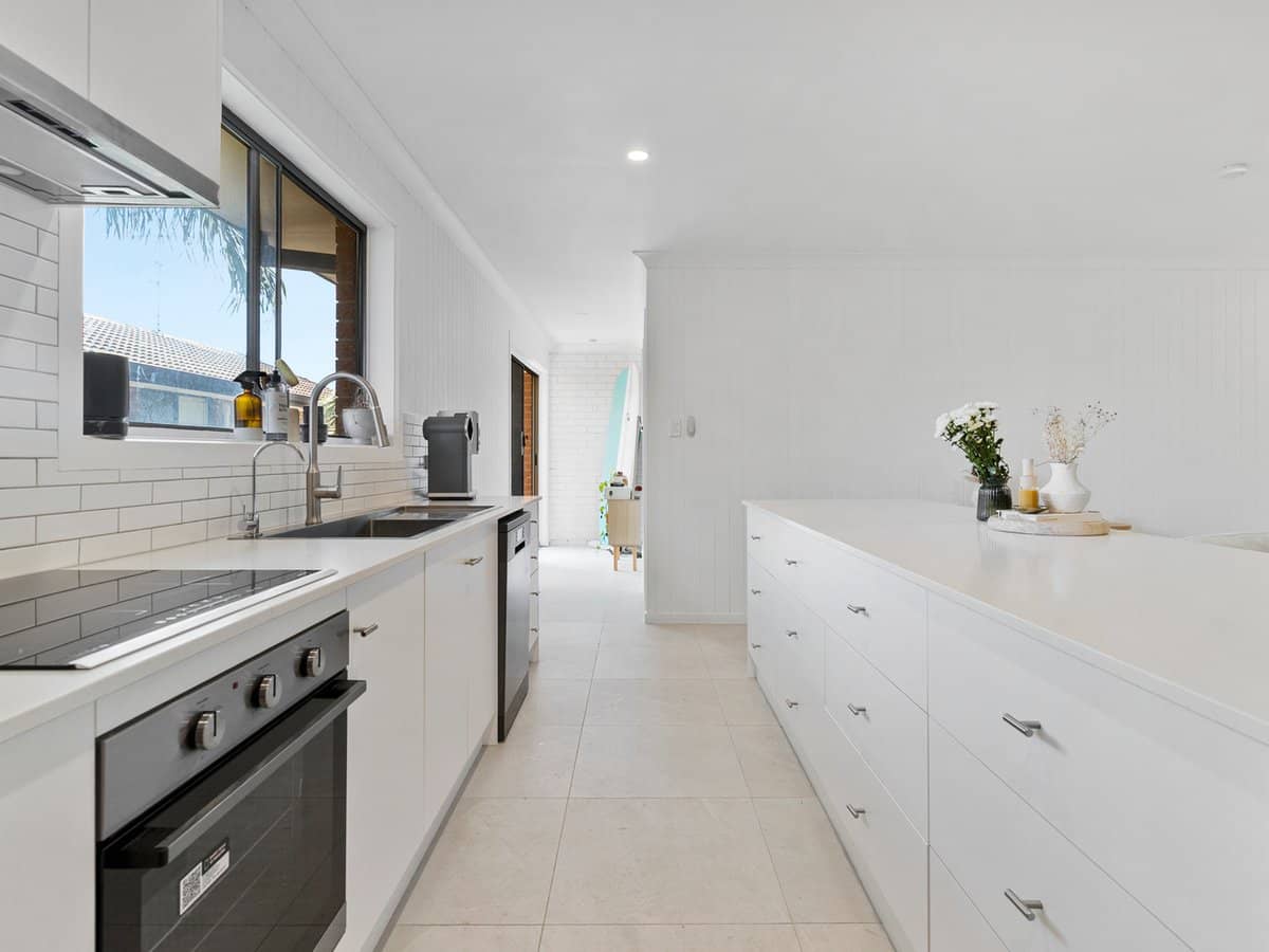 3 Jodie Court, MERMAID WATERS - Thumbnail 3