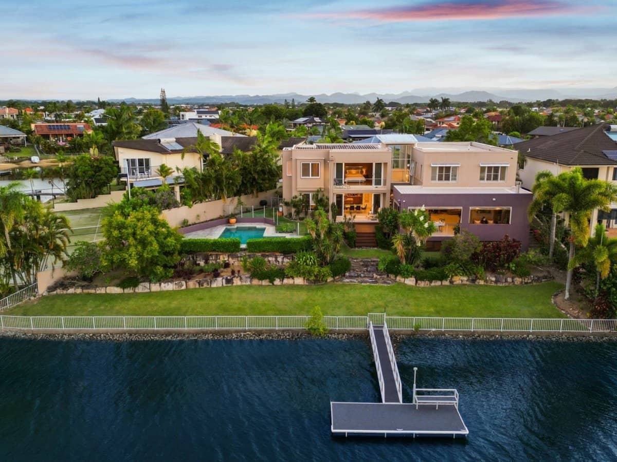 8 Braemer Court, BENOWA WATERS - Thumbnail 1