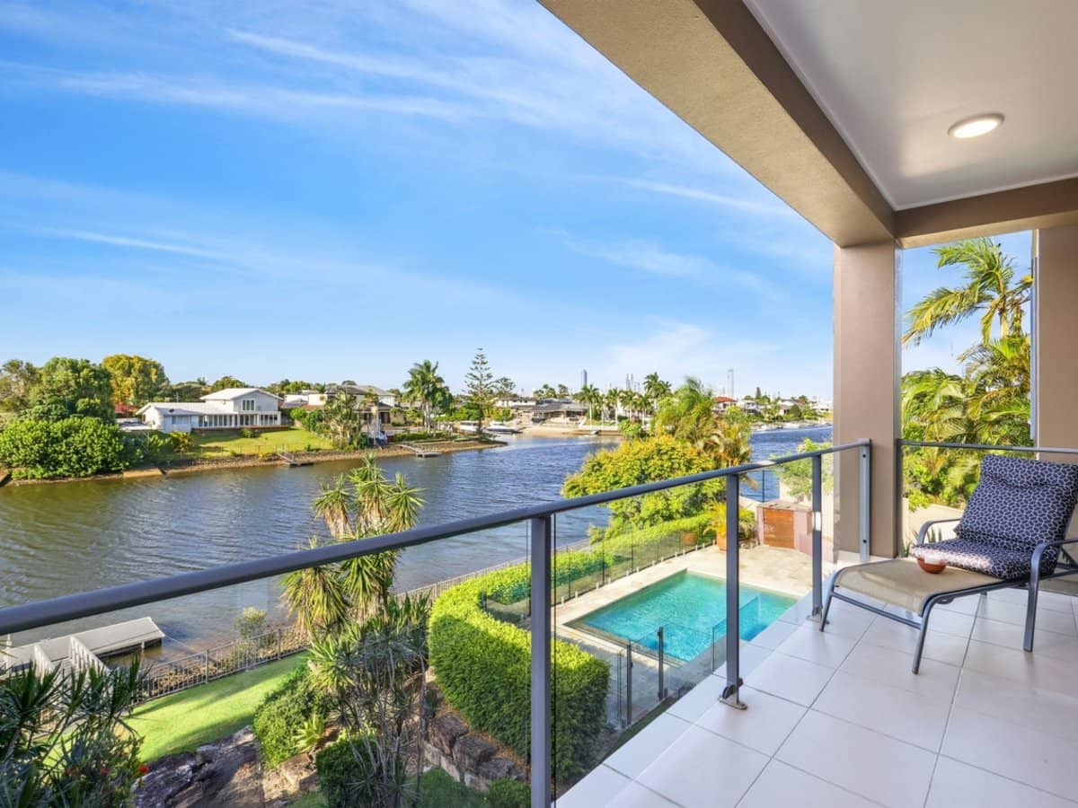 8 Braemer Court, BENOWA WATERS - Thumbnail 2