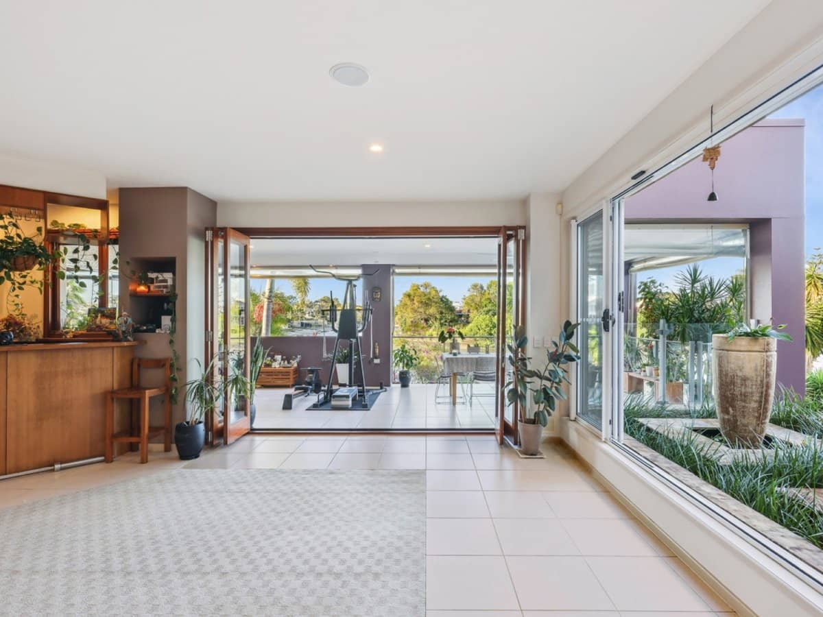 8 Braemer Court, BENOWA WATERS - Thumbnail 9