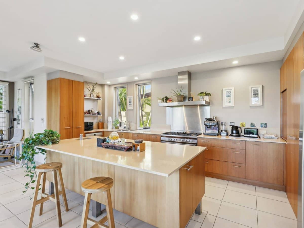 8 Braemer Court, BENOWA WATERS - Thumbnail 8